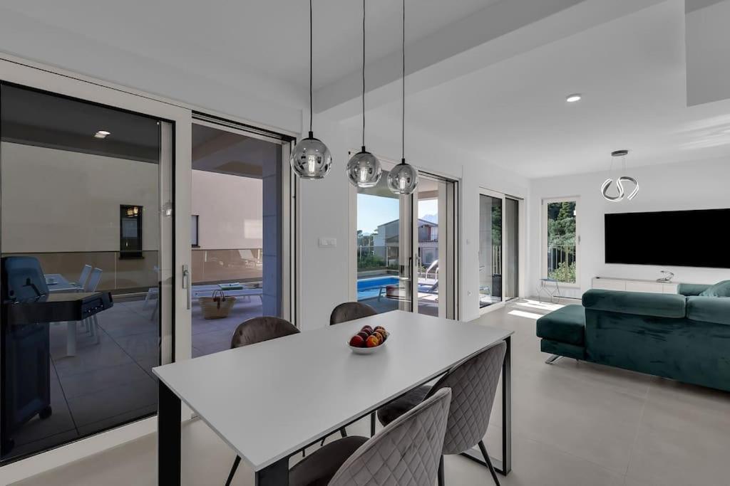 Apartman Delux With Private Pool - Makarska Exklusiv Tučepi المظهر الخارجي الصورة